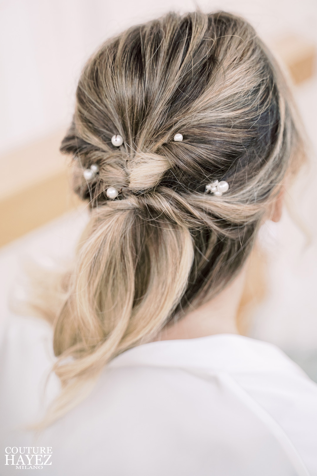 acconciatura sposa semiraccolta con perle su shatush