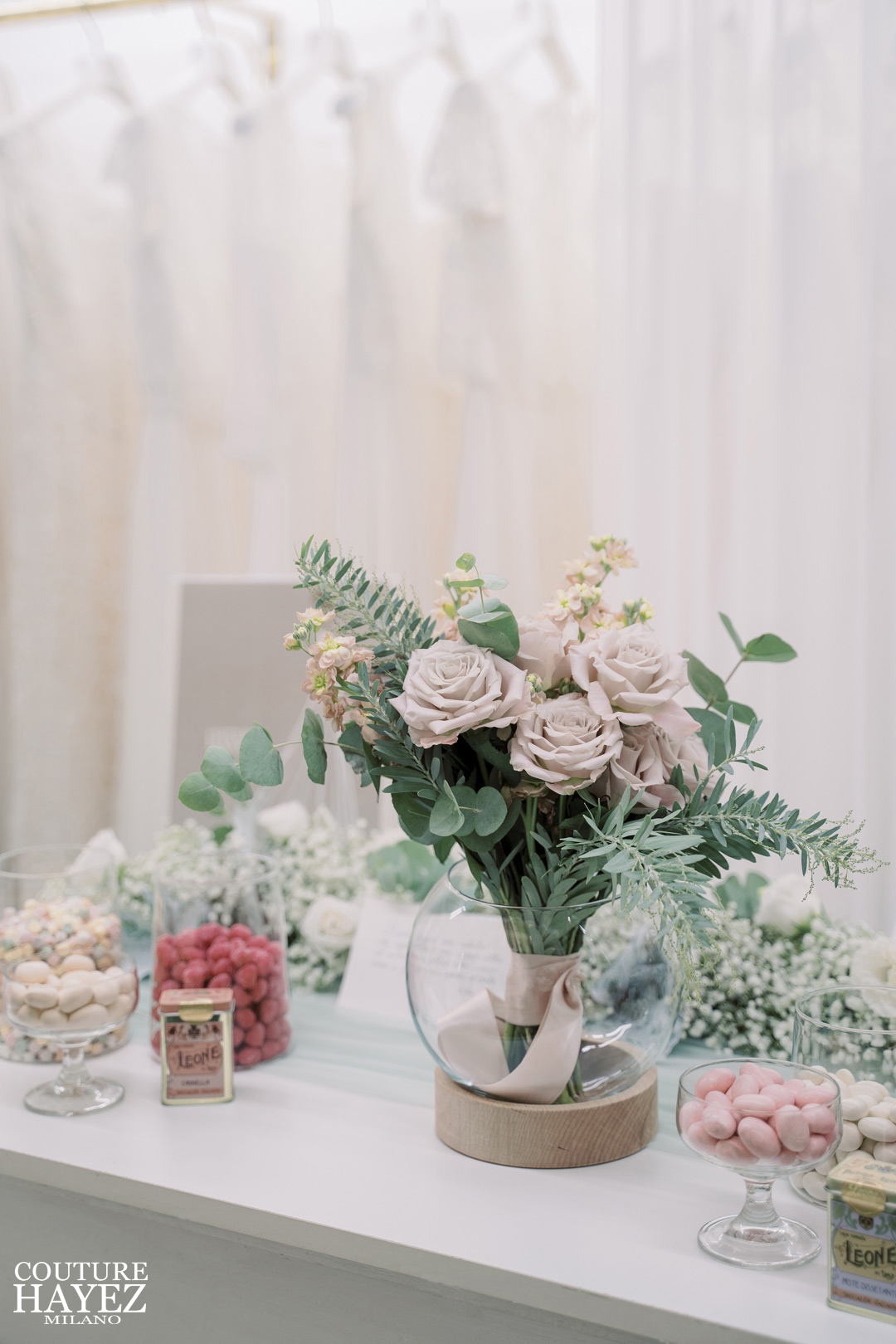 bouquet da sposa con rose vellutate rosa antico e foglie di eucalipto