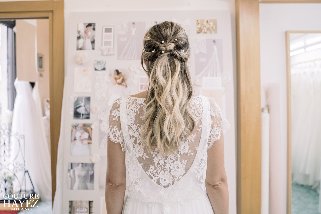acconciatura semiraccolta shatush e perle sposa, abiti sposa con schiena velata di pizzo, abiti sposa 2022