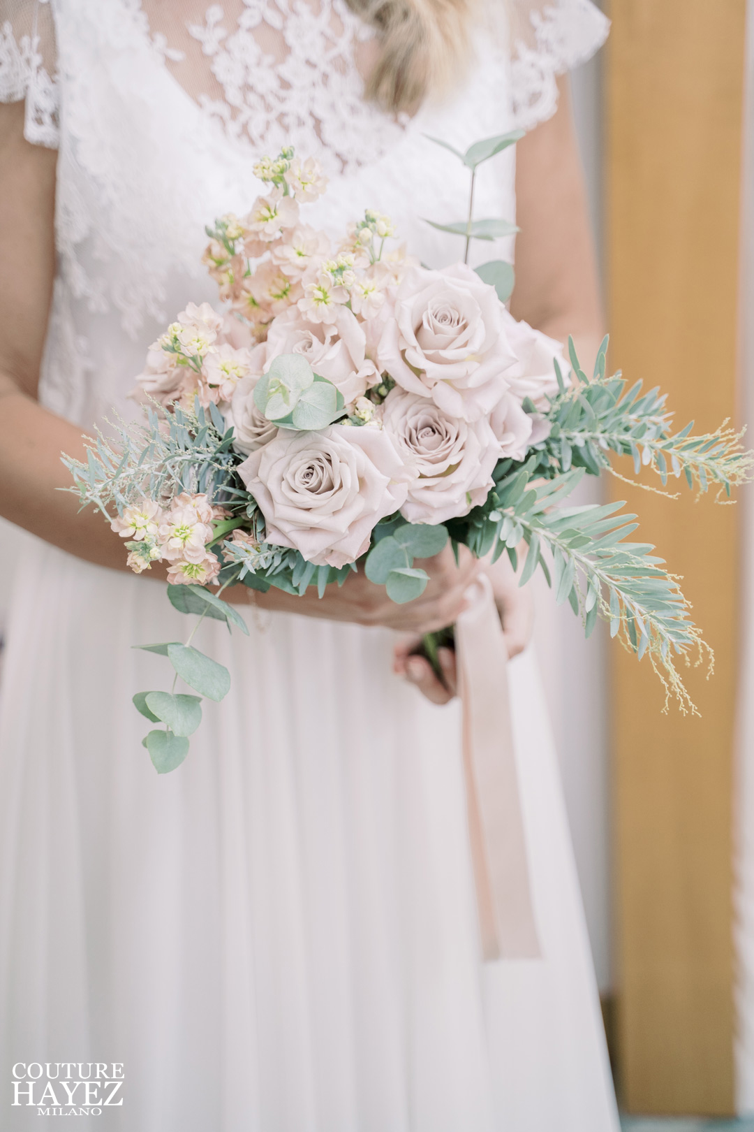 ispirazioni bouquet matrimonio primavera estate, Rose quick sand, viola ciocca apricòt, ramoscelli di cinerea e di mimosa