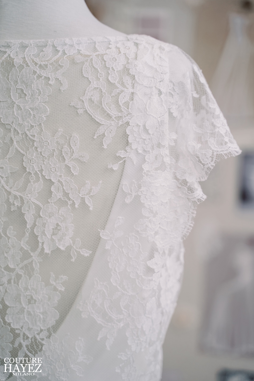 originale abito da sposa con manichine corte in pizzo, abito da sposa milano con semotrasperenza sulla schiena