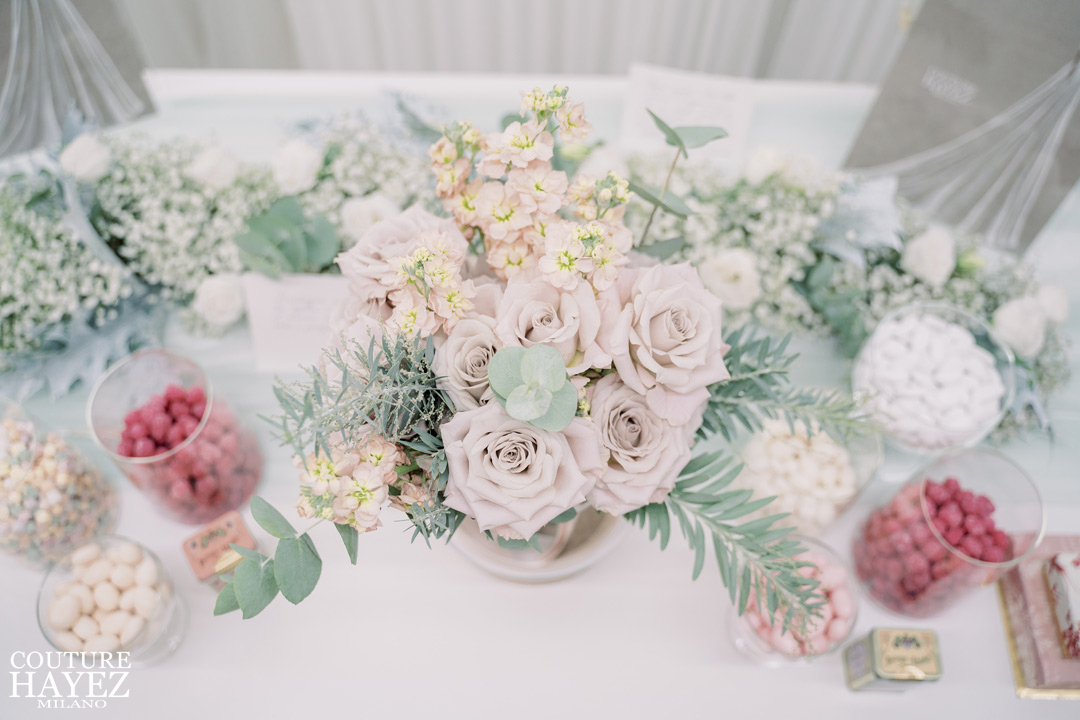 ispirazioni per tavolo dei confetti con fiori e dolci, idee confettata
