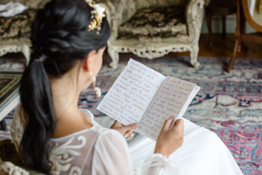 acconciatura sposa con coda bassa semiraccolto, matrimonio in estate con rito simbolico