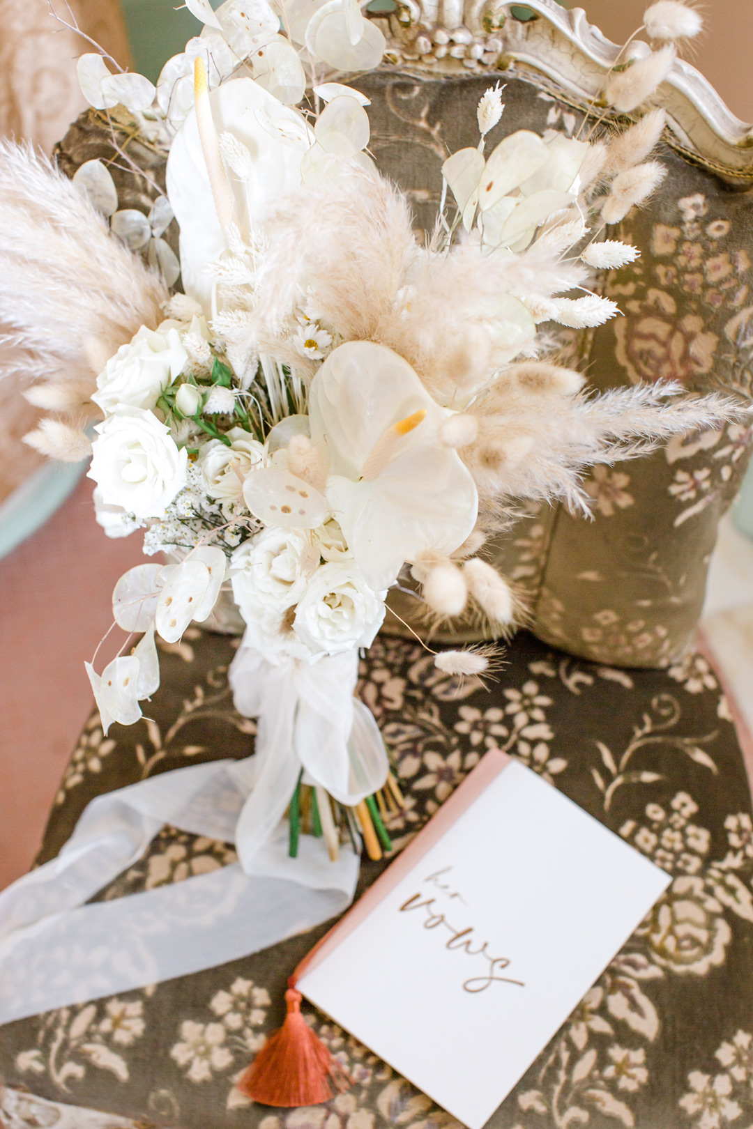 bouquet scomposto con pampas color cipria e oro