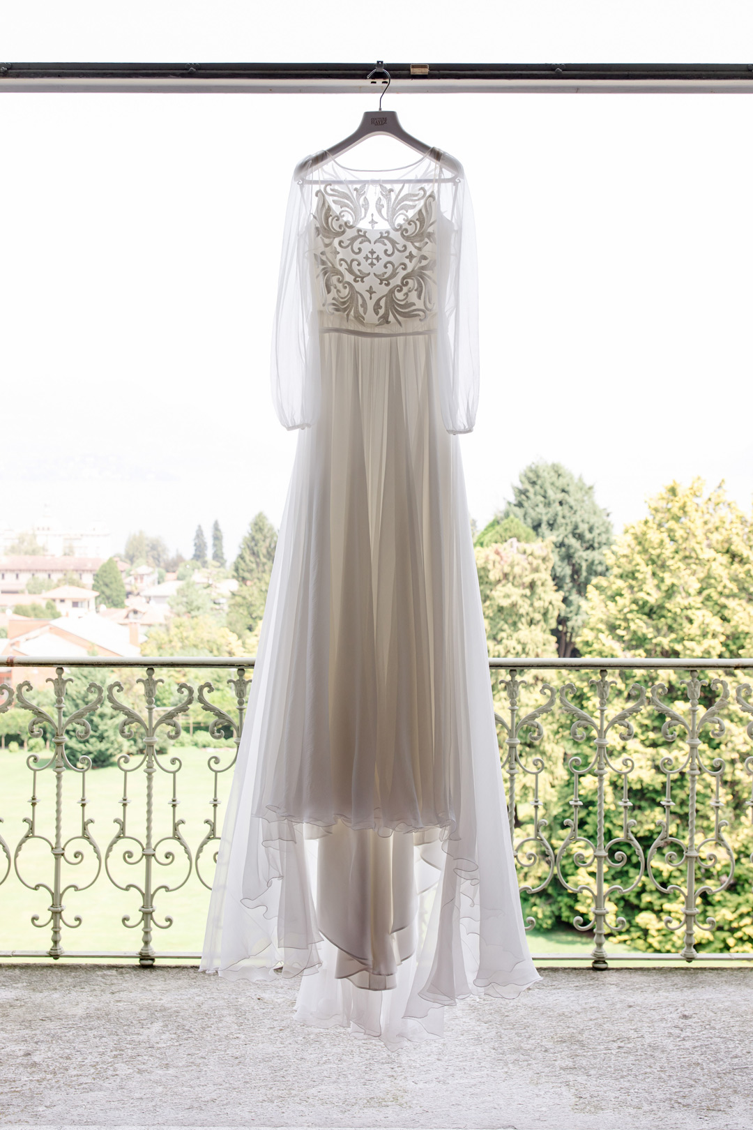 abito da sposa scivolato in seta con maniche lunghe leggere e trasparenti, couture hayez milano, sposa 2022