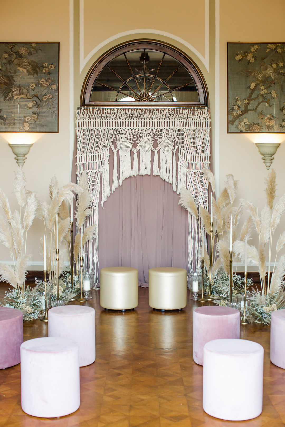 wedding aisle con pouf malva e pampas
