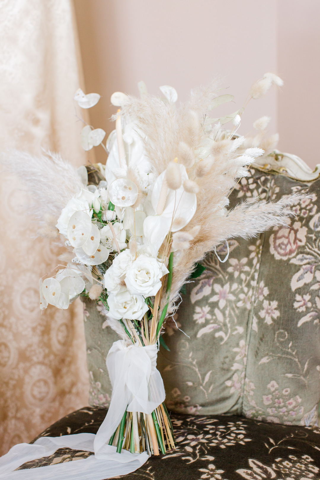 bouquet da sposa bianco, scomposto e con pampas e fiori di canna