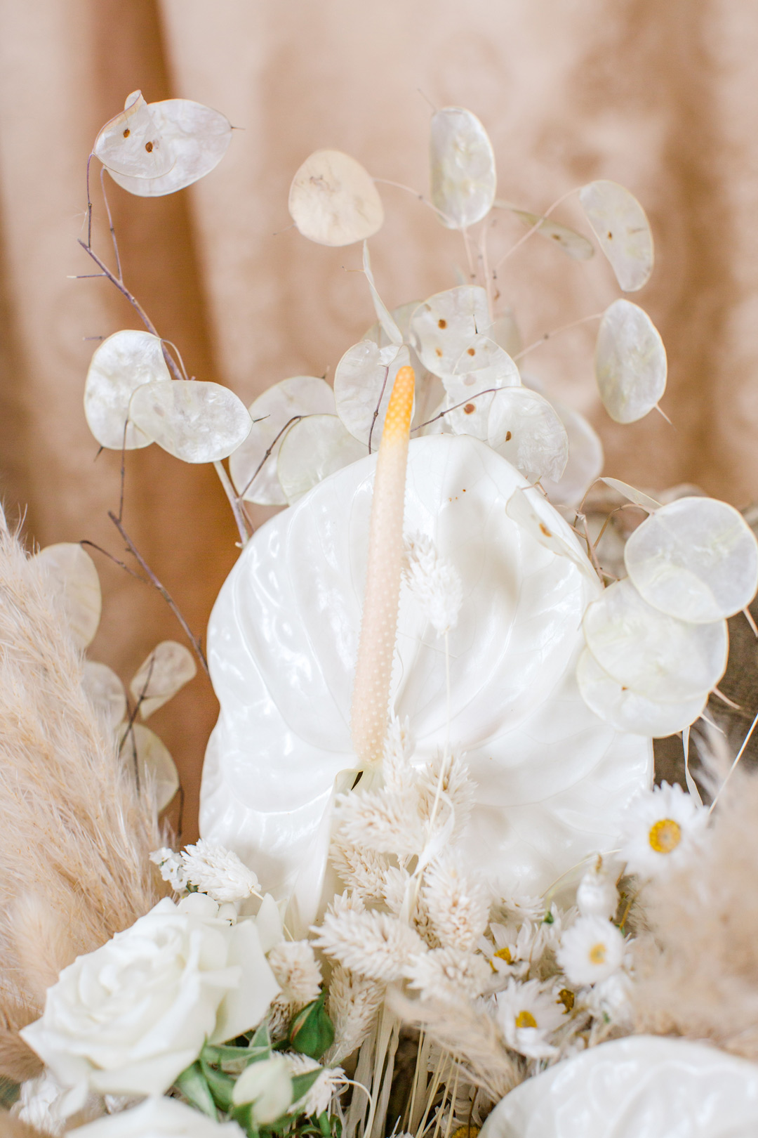 bouquet di fiori con calle, rose, margherite e pampas
