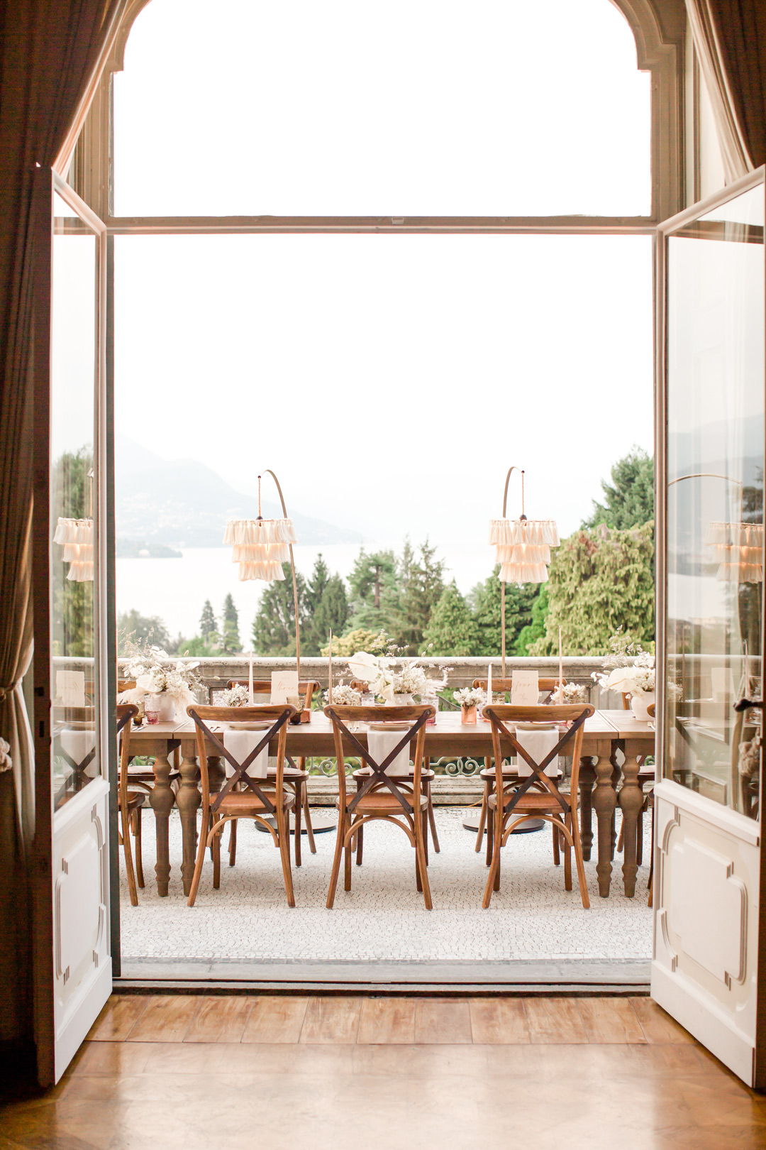 tavolo imperiale allestito su terrazza lago Maggiore