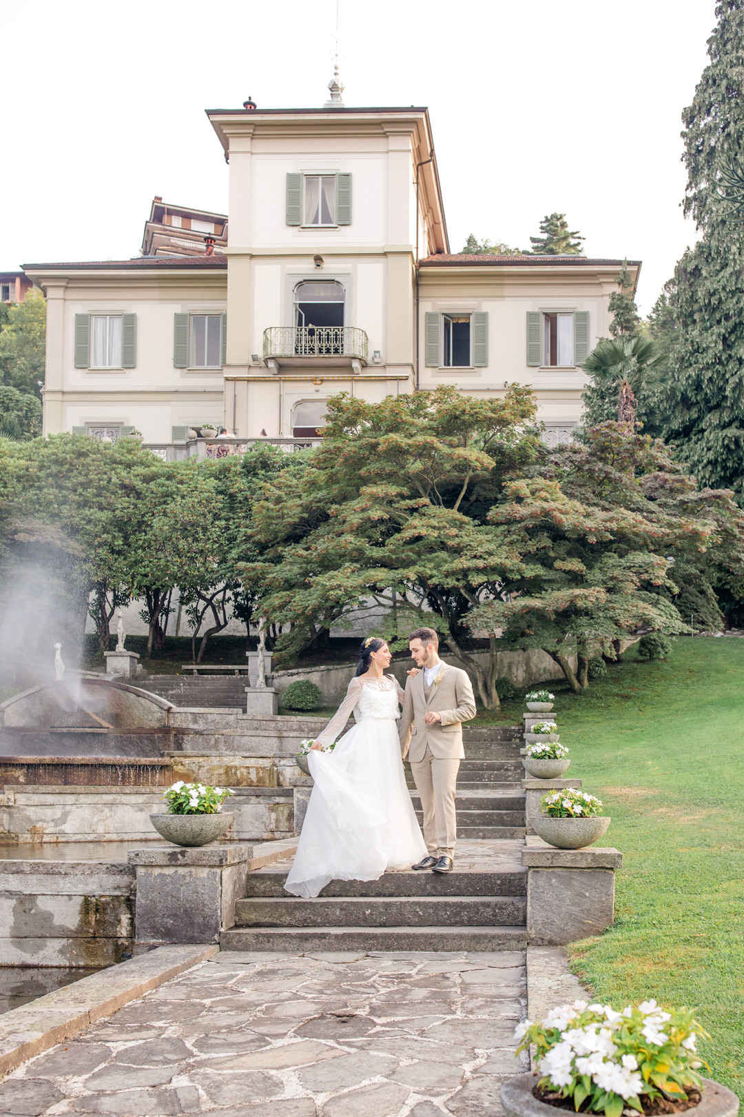 ispirazioni foto degli sposi in giardino,matrimonio in estate con rito simbolico