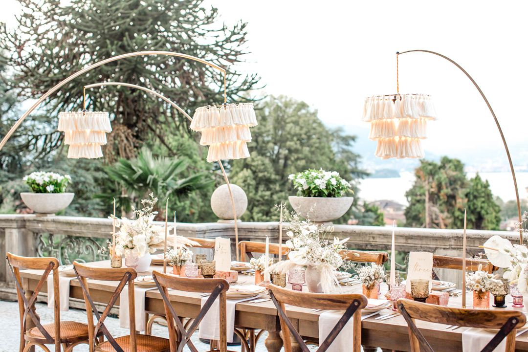 tavolo alternativo matrimonio con lampade e nappine
