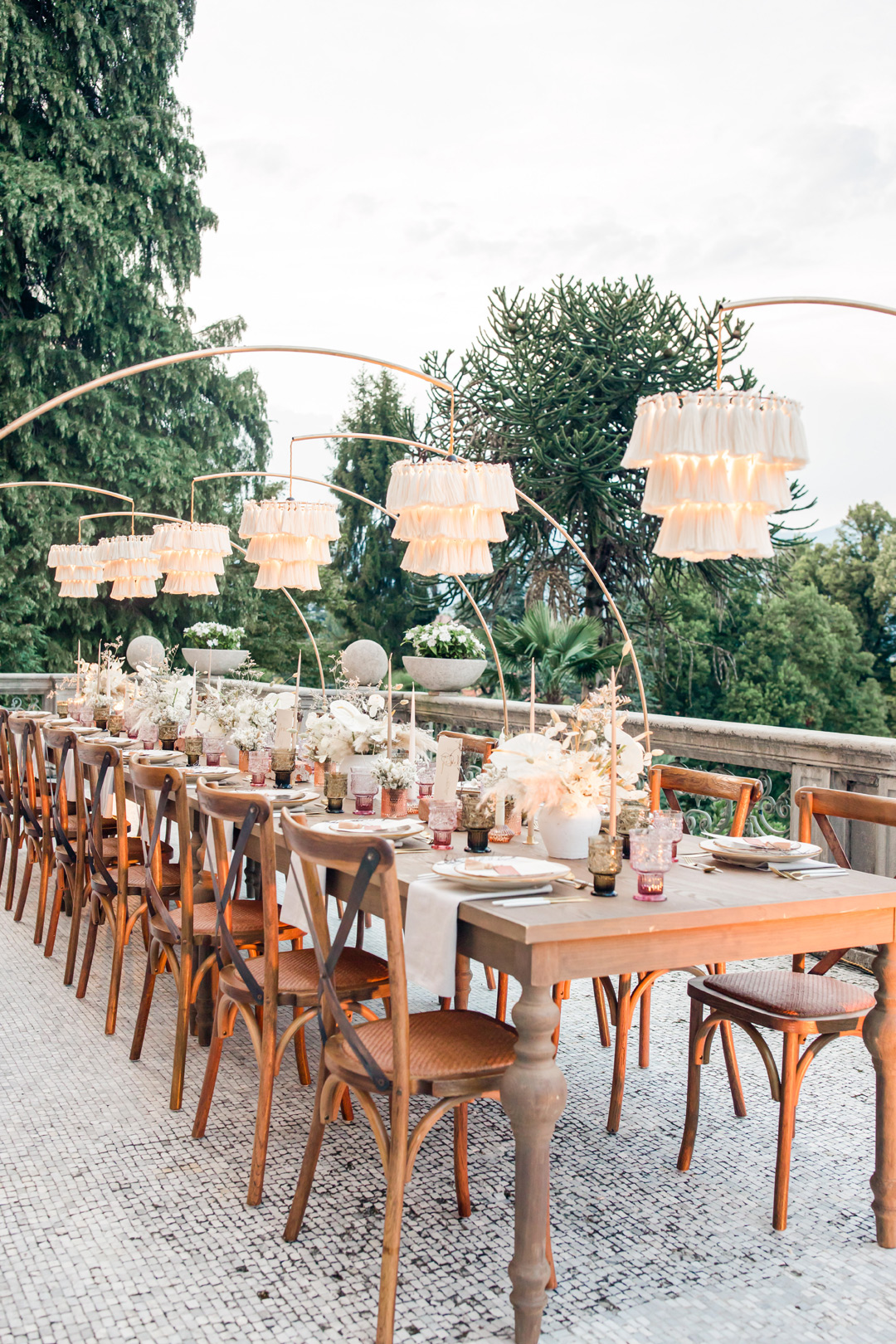 veduta allestimento tavoli per nozze boho chic a stresa