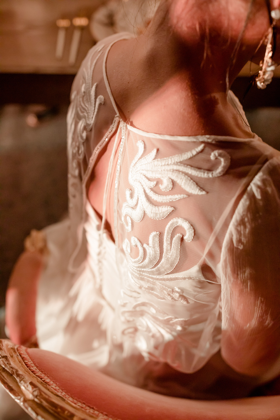 abito da sposa con schiena nuda e ricamata effetto tattoo liberty, abito sposa 2022