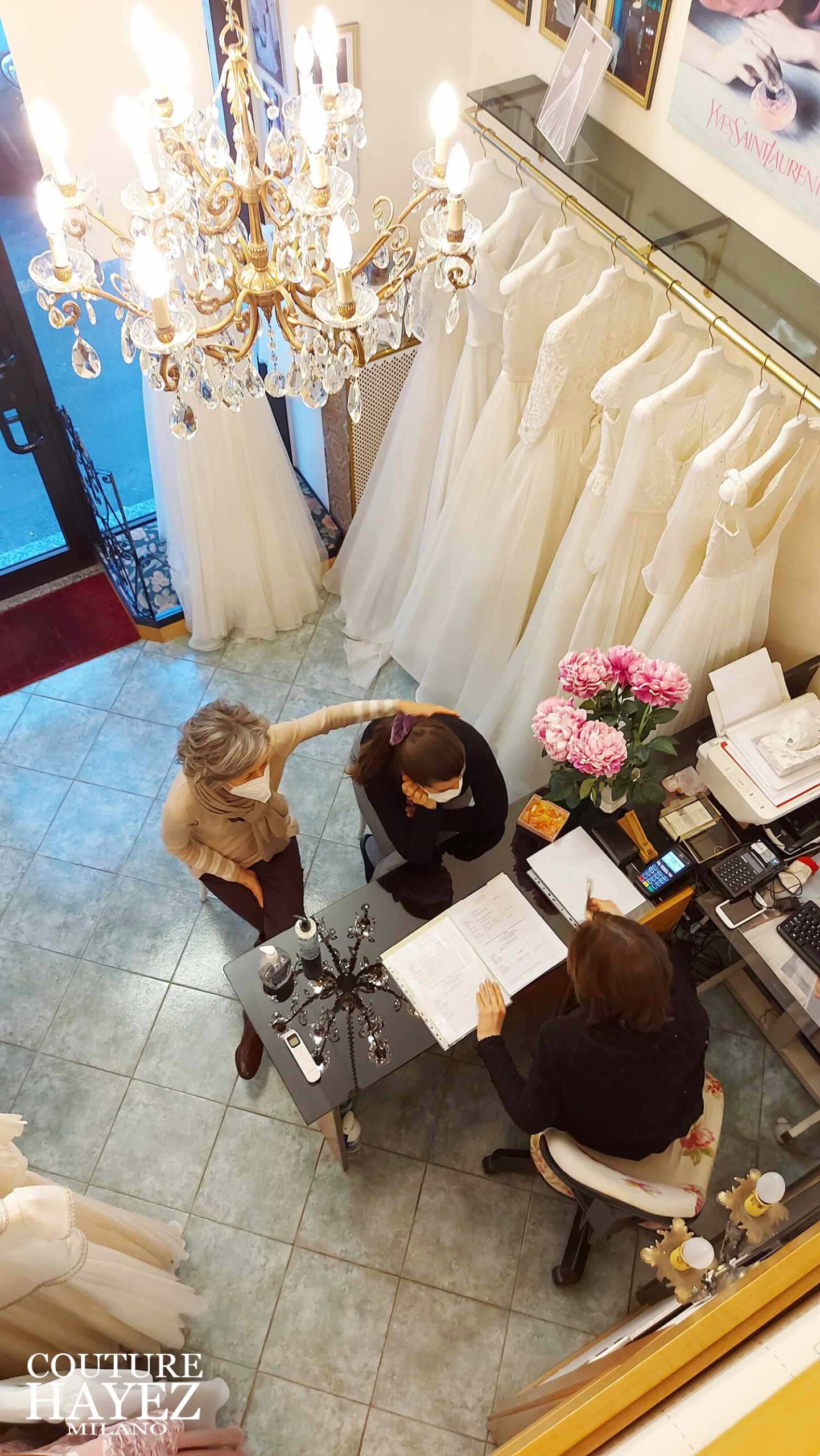esperienza sartoriale in atelier sposa, sposa in atelier da couture hayez con mamma per la scelta dell'abito